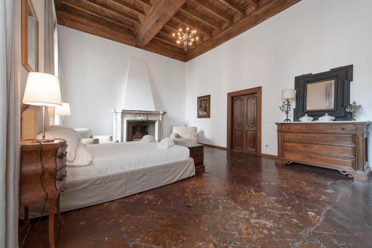 Ancient Palace In Downtown Rome Bagian luar foto